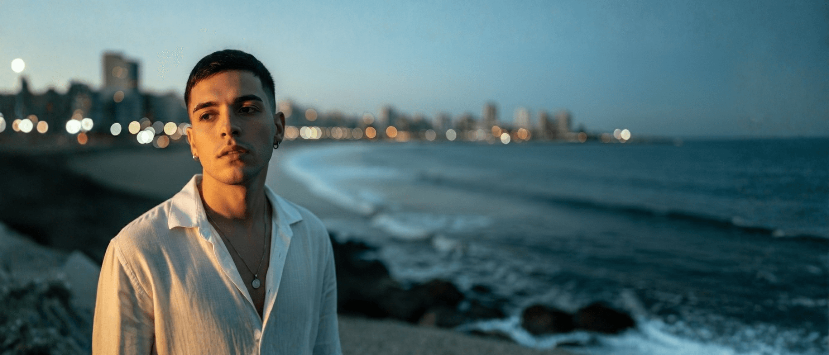 KAEL frente a la costa de Buenos Aires al anochecer